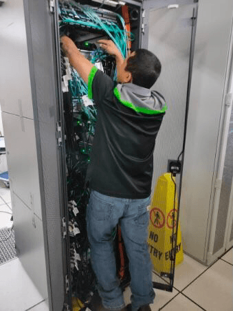 Data centre server rack cabling